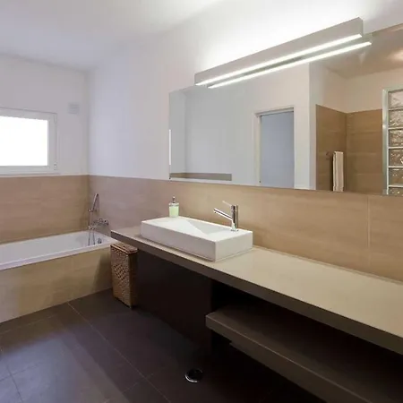 Super 4 Bedroom At Clube Atlantico With Heated Private Pool Air Conditioning And Wifi
